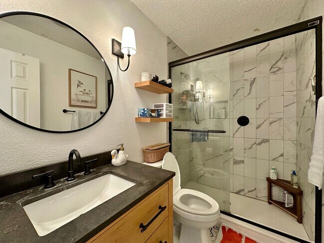 Building Photo - Beautifully Remodeled 2-Bed, 2.5-Bath Condo Blocks from Baylor Campus!