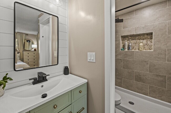Building Photo - Modern Comfort Meets Charm – Beautifully U...