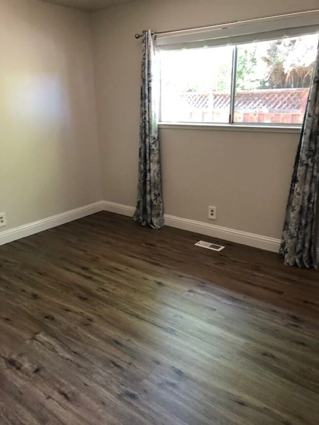 Building Photo - Single Story Home in a Desirable Neighborhood