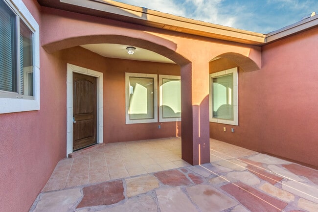 Building Photo - Home For Rent - Beautiful Single Story Hom...