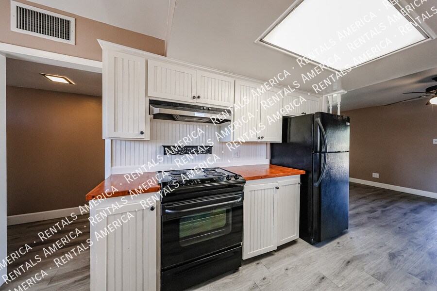 Building Photo - 6924 E Cheery Lynn Rd