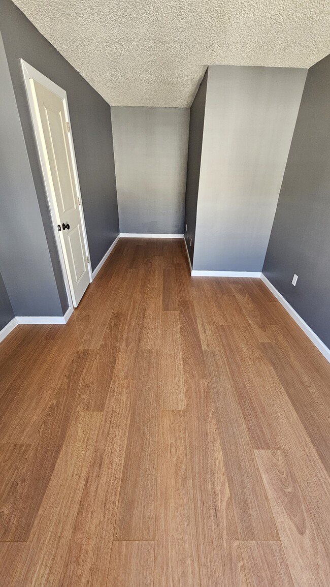 Building Photo - 10991 Oak Grv Cir