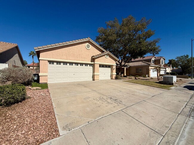 Building Photo - Beautiful open concept remodeled 3 bedroom...