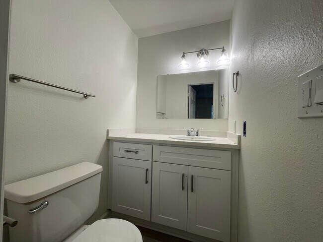 Building Photo - Spacious 2 Bed 1.5 Bath Apartment in Gresham - Newly Renovated w/ Washer & Dryer!