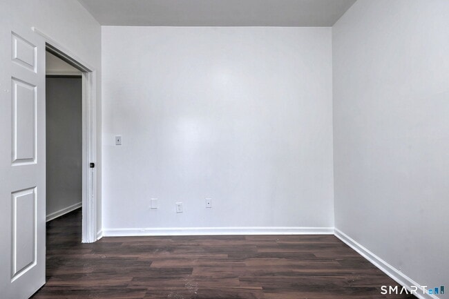 Building Photo - 483 Ferry St