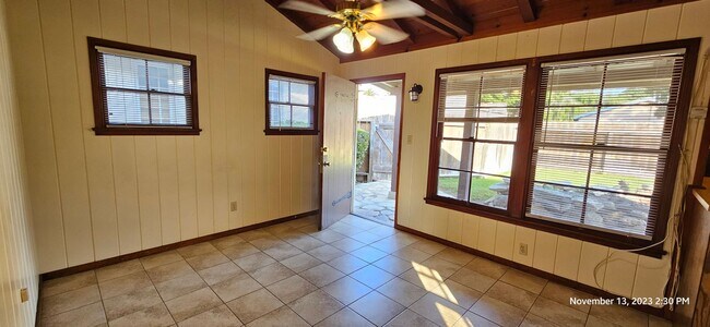 Building Photo - Centrally Located Small Cottage Studio with Private Yard