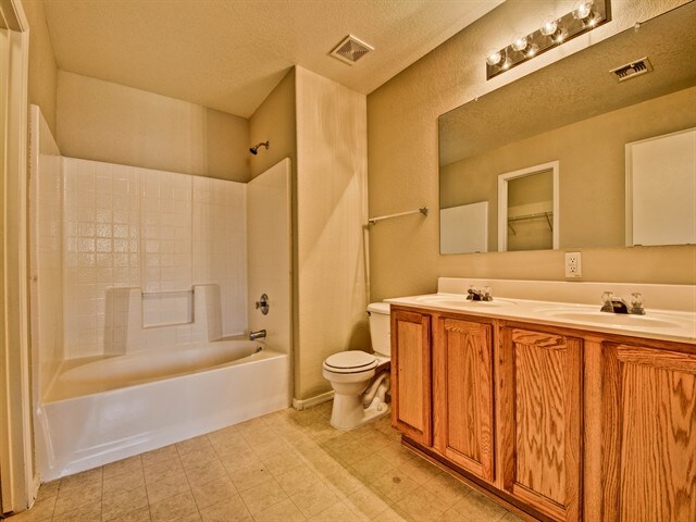 Building Photo - 2040 S 72nd Ln