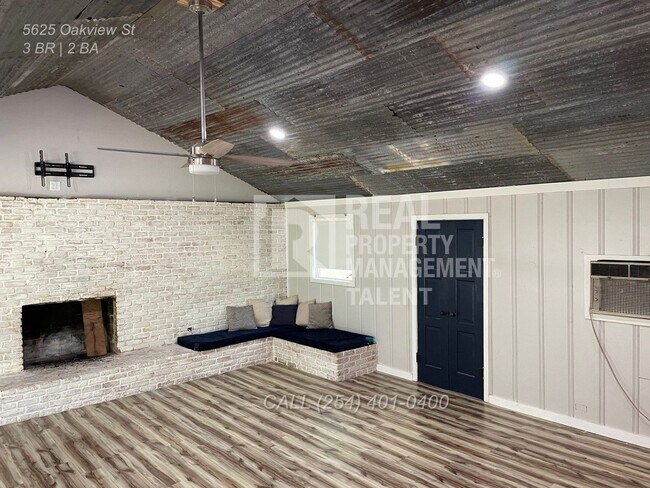 Building Photo - Charming 3/2 bedroom home ready for you to...