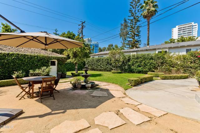 Building Photo - 807 N Doheny Dr