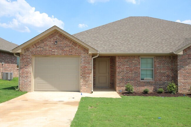 Building Photo - 2 Bedroom 2 Bath Townhome! Whitehouse ISD! 1/2 OFF FIRST FULL MONTH