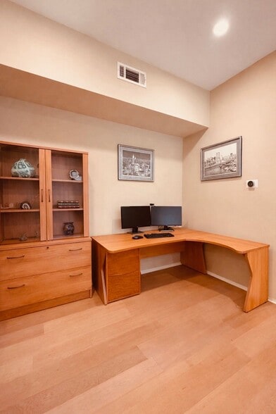 The living areas can be tailored to host a study / home office. - 13019 Park Pl