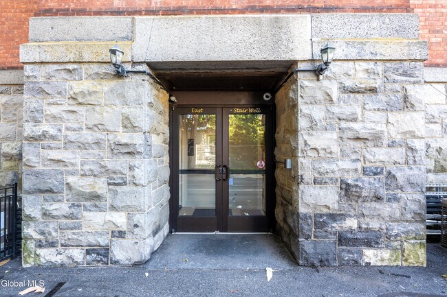 Building Photo - 77 Van Dam St