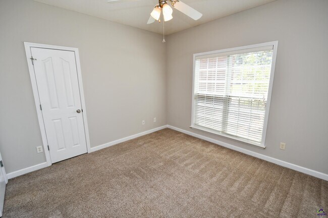 Building Photo - 104 Newport Ave