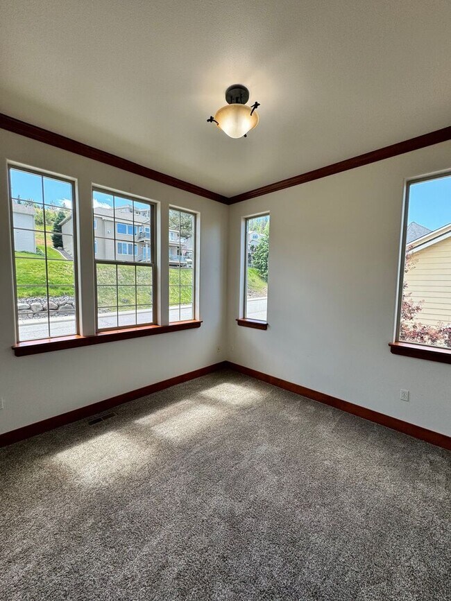 Building Photo - Stunning 4-Bedroom Home with Valley Views ...