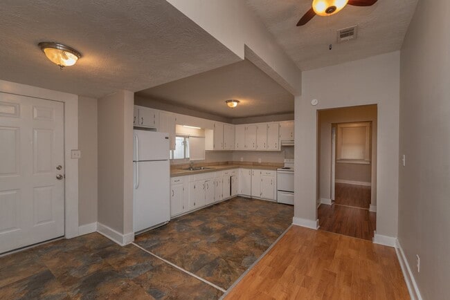 Building Photo - 4 bed/2 bath single-family home for lease ...