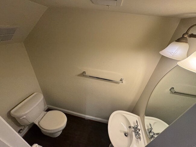 Building Photo - Fantastic 2 Bed 2.5 Bath Interior Townhome...