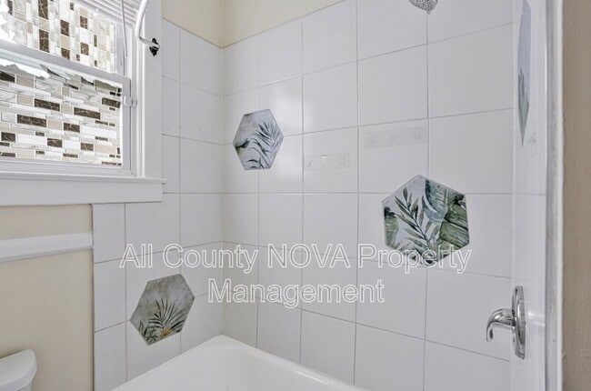 Building Photo - 305 9th St