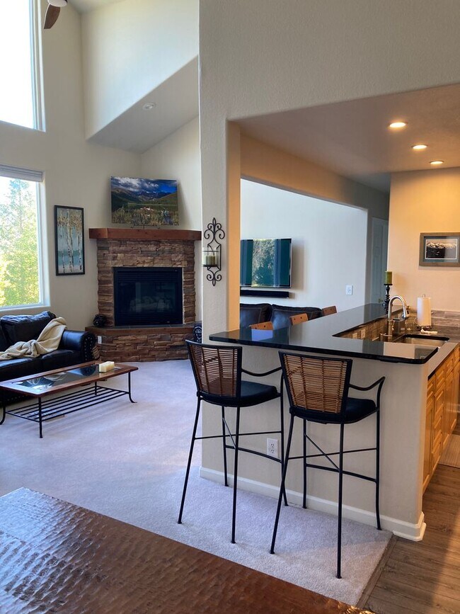 Building Photo - Bright and updated 3 bedroom with loft, In Unit Washer & Dryer, Large windows