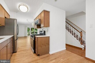 Building Photo - 266 Leedom Way