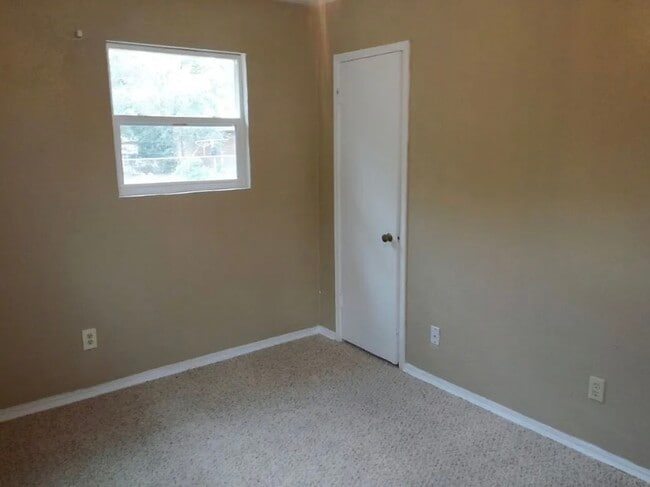 Building Photo - 4013 Locust Dr