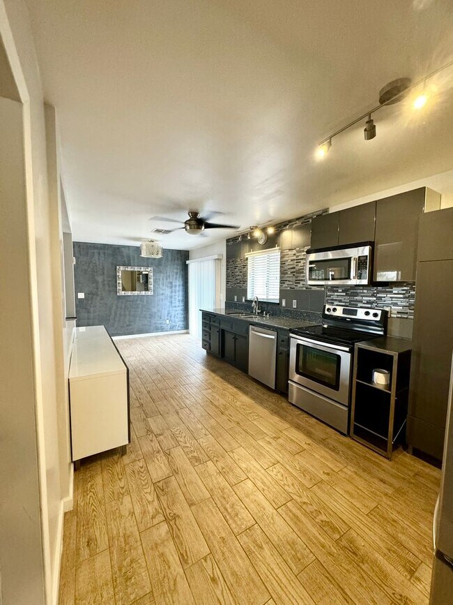 Building Photo - 3 bedroom 1.5 bathroom with amazing views of Morongo Valley