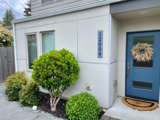Building Photo - Sophisticated Greenwood Townhome with Views!
