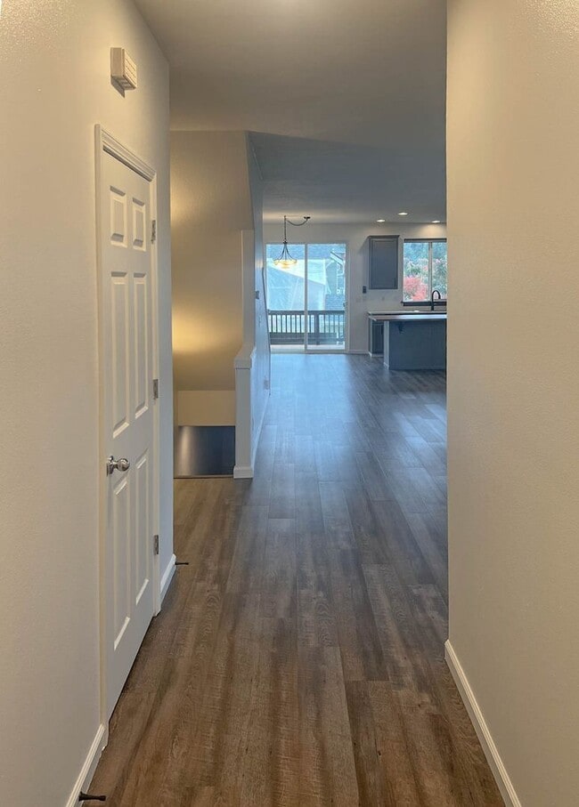 Building Photo - Beautiful West Linn Home in a Quiet, Desirable Neighborhood