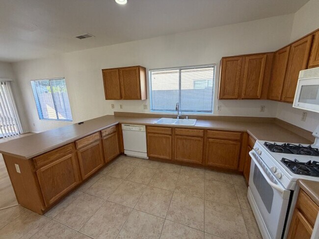 Building Photo - Charming 3 Bed, 2 Bath in Surprise