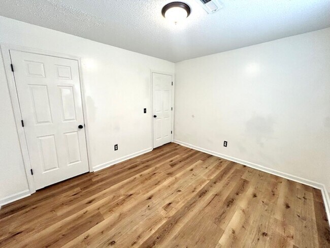Building Photo - 4425 Bonnell Dr NW