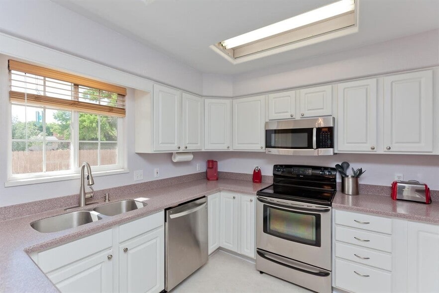 Building Photo - 541 Shanne St