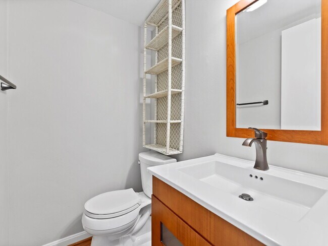 Building Photo - Stylish & Spacious Townhome in Prime Location!
