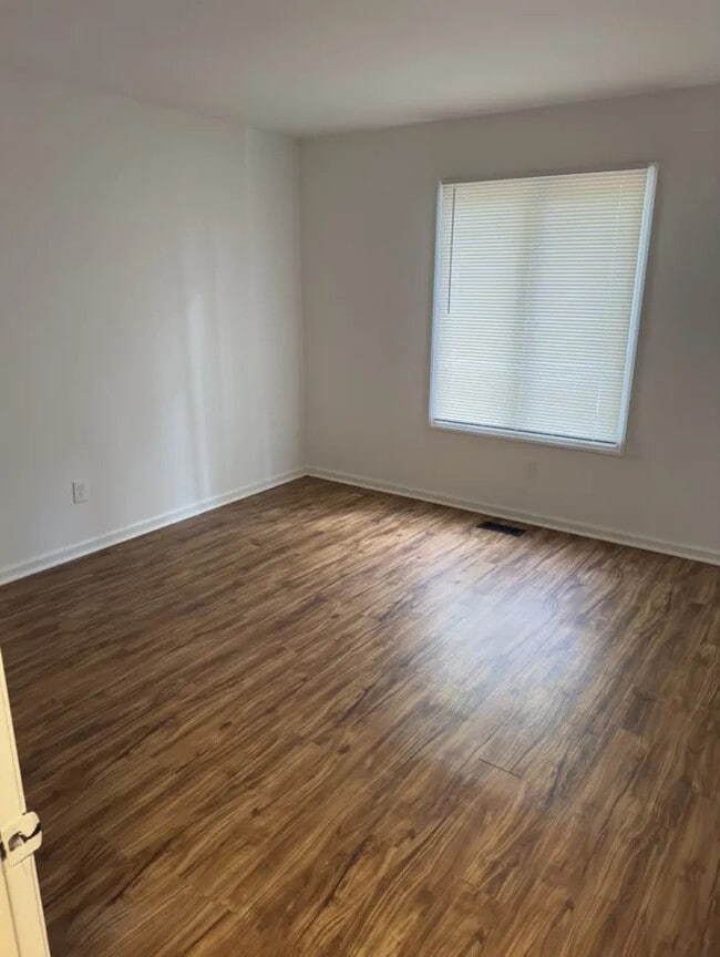 Building Photo - Raleigh Townhouse on Kentwood Park w/ fenced yard