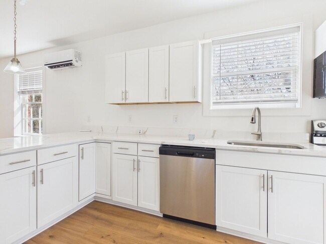 Building Photo - 1703 Oakdale Ave