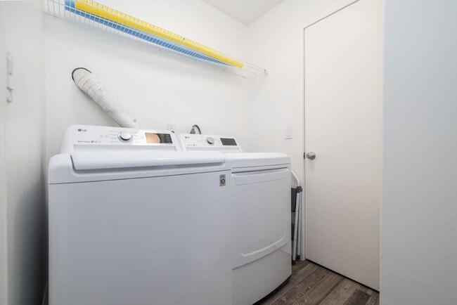 Building Photo - Vacation, Furnished, Townhome 2 Bed/ 1.5 B...