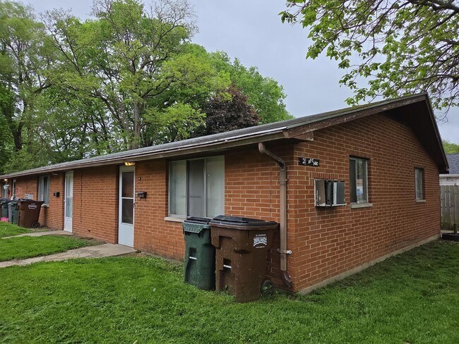Building Photo - 21 W Parkwood Dr