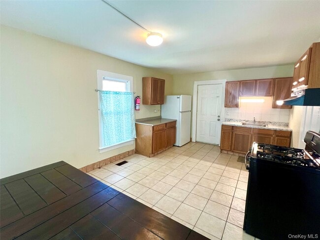 Building Photo - 30 Knapp Ave