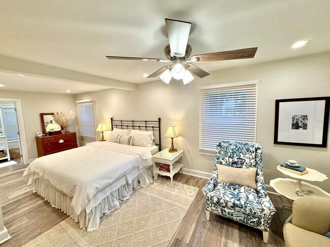 Building Photo - Beautiful 4 bed/3 bath home on large corne...