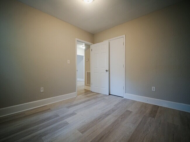 Building Photo - "Charming 4-Bedroom Gem in Charlotte - Cozy Living with Spacious Comfort!"