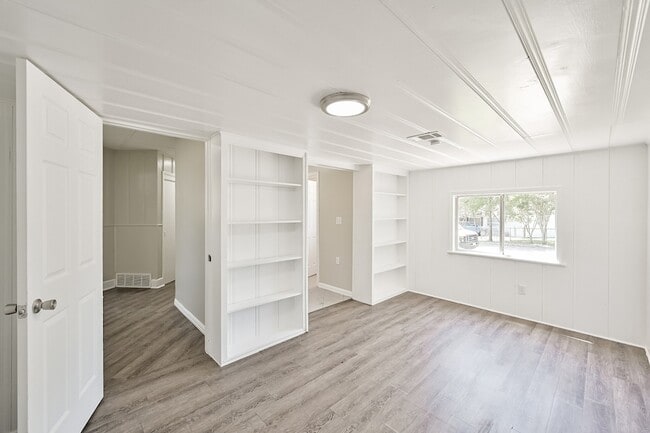 Building Photo - 1501 Greenbrier Dr