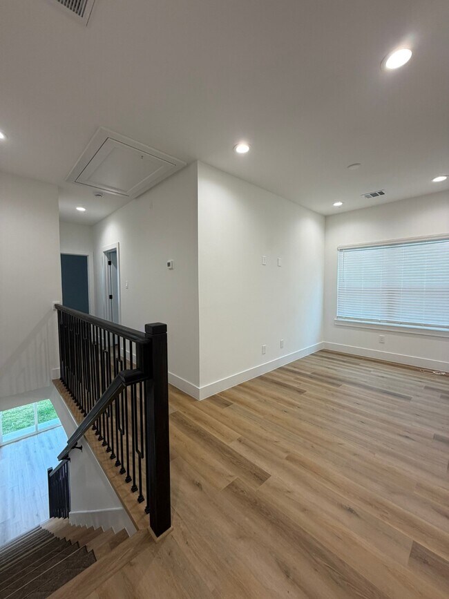 Building Photo - 6733 Peerless St