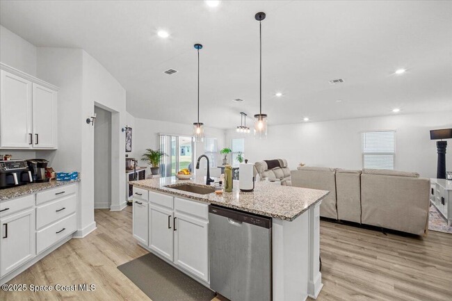 Building Photo - 527 Glaspell Cir SE