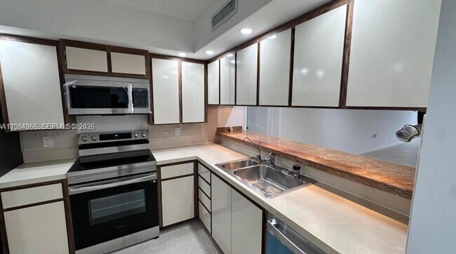 Building Photo - 1703 Whitehall Dr