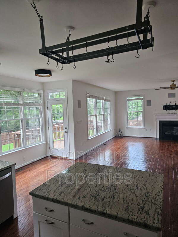 Building Photo - 5600 Barnsley Pl