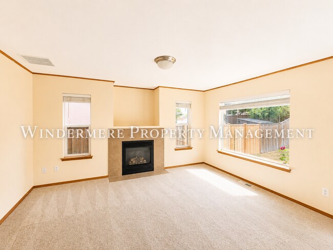 Building Photo - Bright and Spacious 4 Bedroom in Convenient CK location with fenced backyard and 3 car garage