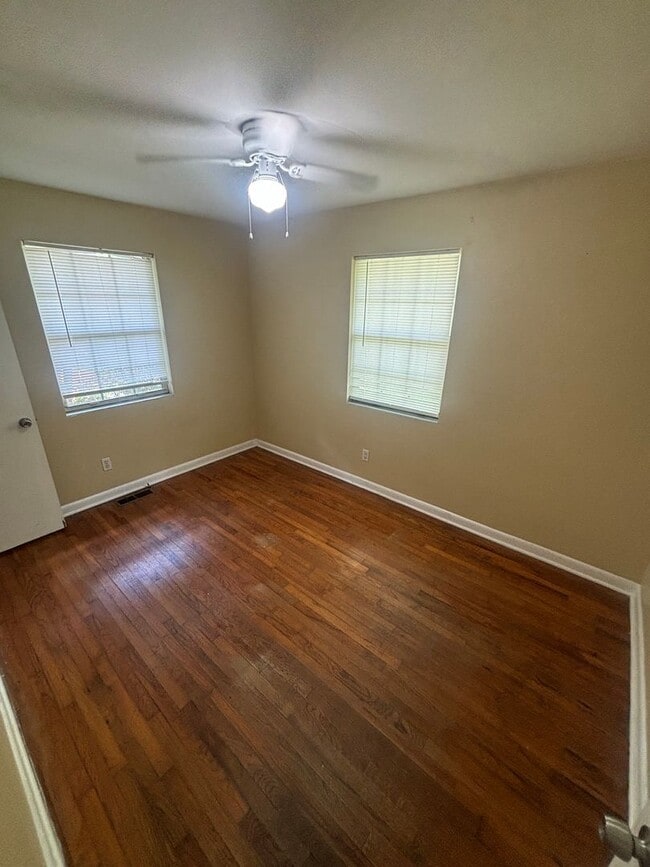 Building Photo - 3BR/1BA Close to Campus!