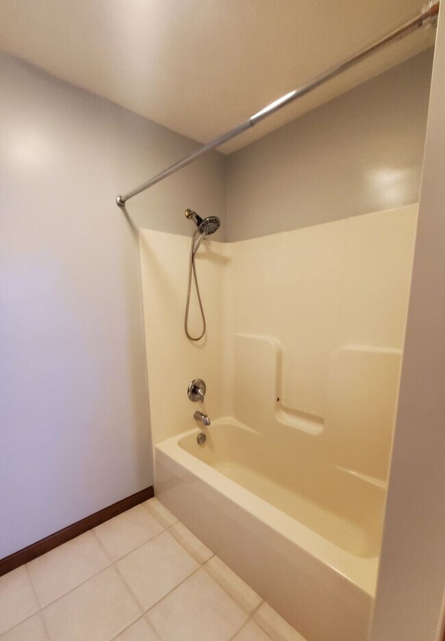 Building Photo - 3-bedroom 2 Full Bath Ranch Home