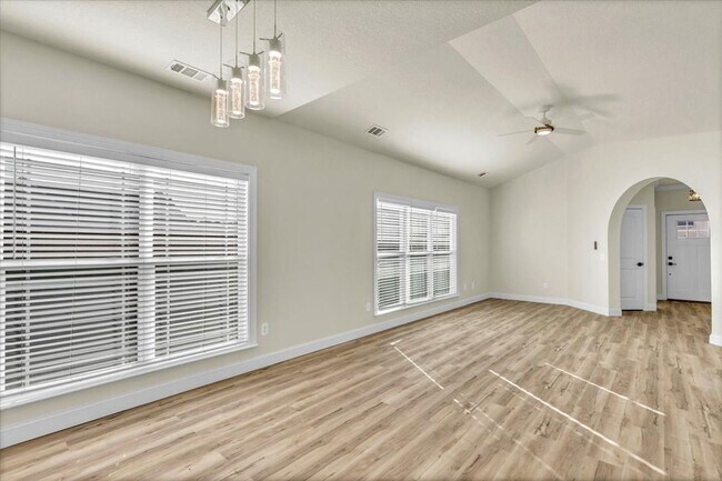 Building Photo - Completely Renovated 4 Bed/2 Bath in White...