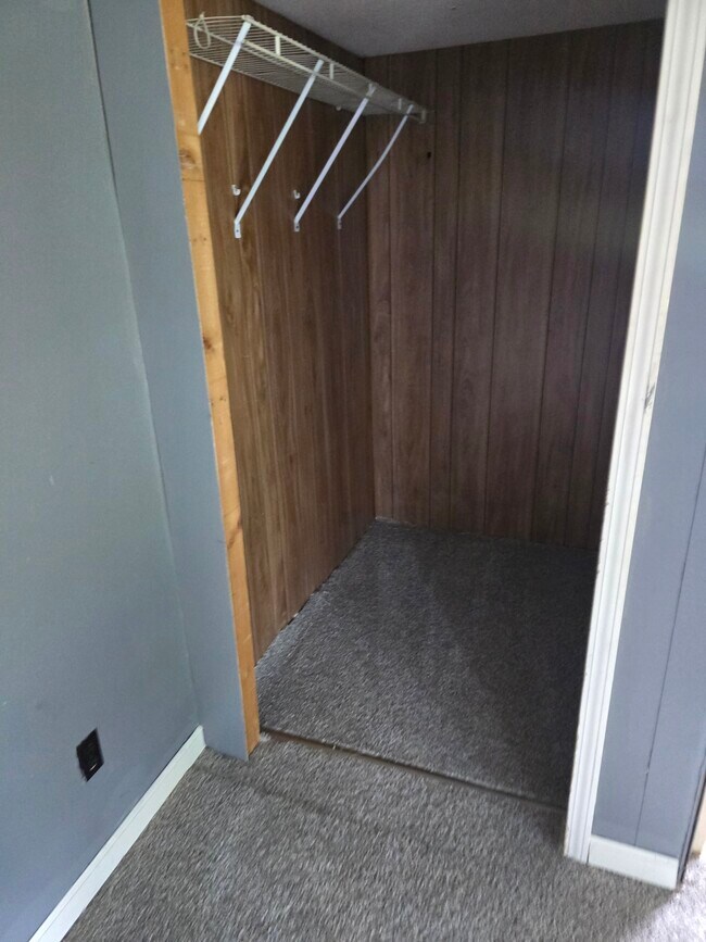 Building Photo - Small Rd Park