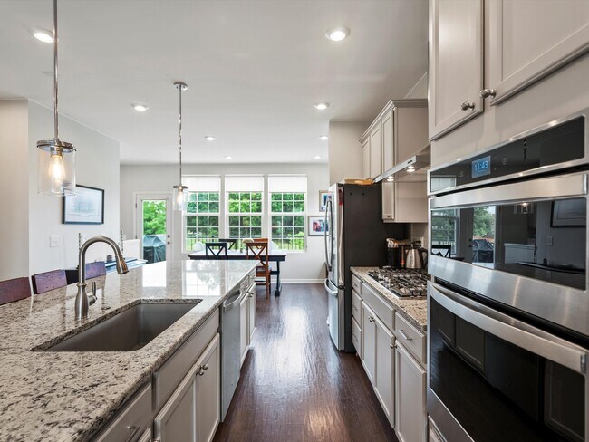 Building Photo - 202 N Sydney Ct