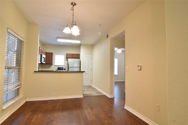 Building Photo - 6810 Deatonhill Dr